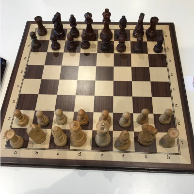 colocación inicial de las piezas de ajedrez en el tablero