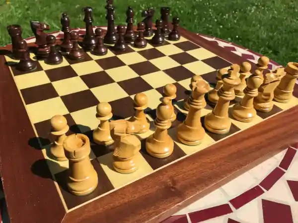 Andux Juego de 32 Piezas de ajedrez Piezas de ajedrez de plástico XQZ-02 