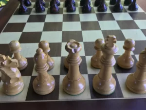 piezas de ajedrez grandes con tablero de madera