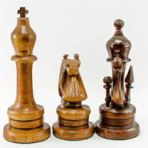 piezas de ajedrez de madera tallada
