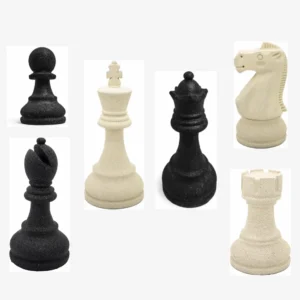 colección de seis piezas de ajedrez gigantes para decoración. Estas piezas decorativas de ajedrez incluyen un peón, un alfil, un rey, una dama, un caballo y una torre