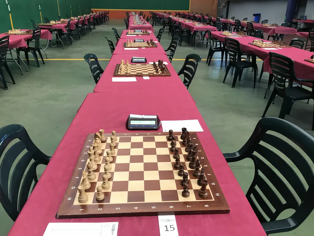 sala de juego torneo de ajedrez